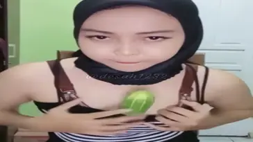 Kamar Tertutup Cewek Cantik Main Timun Tanpa Malu poster